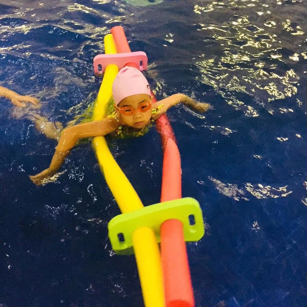 Foam Pool Noodle - 2개의 십자형 구멍이 있는 수영 누들
